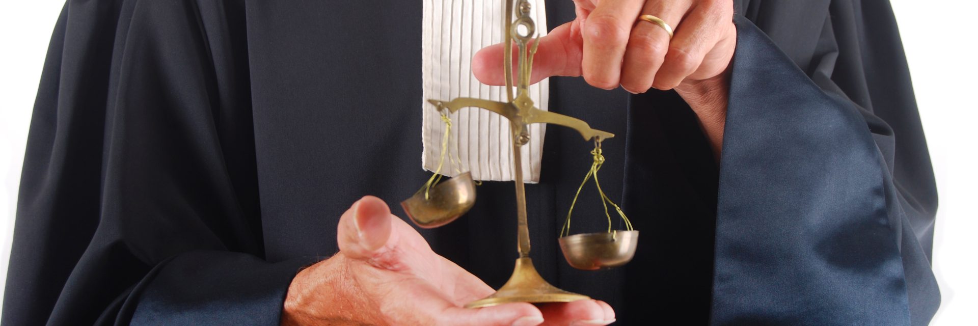 Justice – Balance symbolique tenue par un avocat