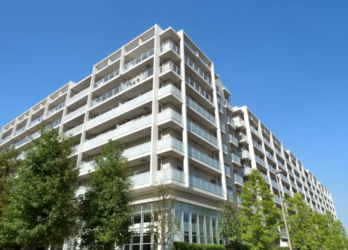 Immeuble résidentiel avec balcons, illustrant un bien immobilier pouvant faire l'objet d'un vice caché