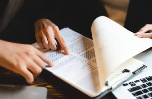 Copropriétaire signant un document, illustration de la contestation d'une décision d'assemblée générale de copropriété