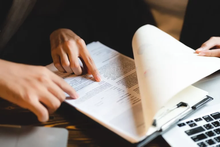 Copropriétaire signant un document, illustration de la contestation d'une décision d'assemblée générale de copropriété