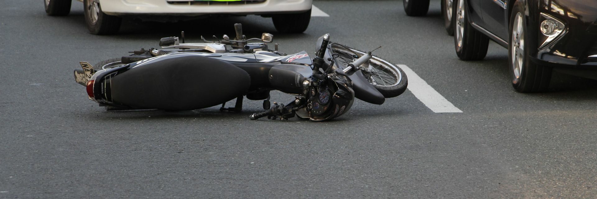 Moto renversée sur la chaussée après un accident de la circulation