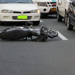 Moto renversée sur la chaussée après un accident de la circulation