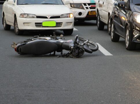 Moto renversée sur la chaussée après un accident de la circulation