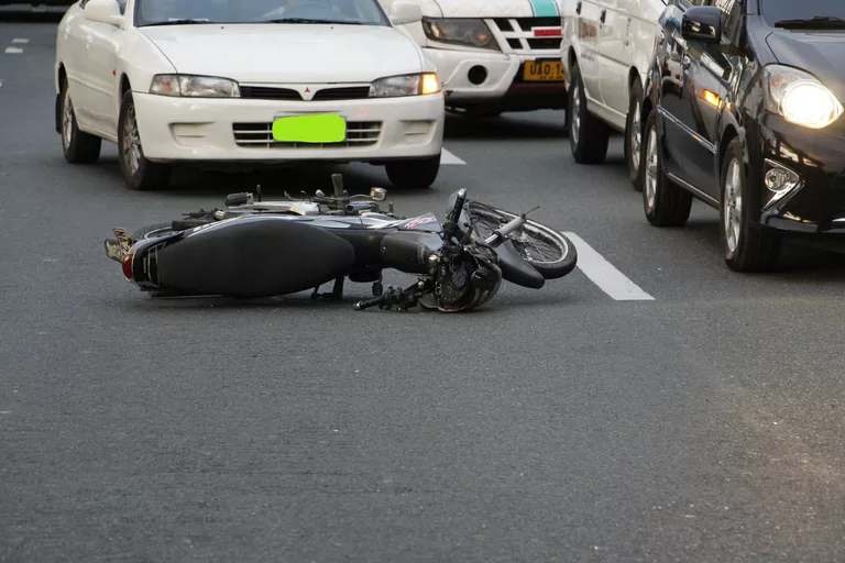 Moto renversée sur la chaussée après un accident de la circulation