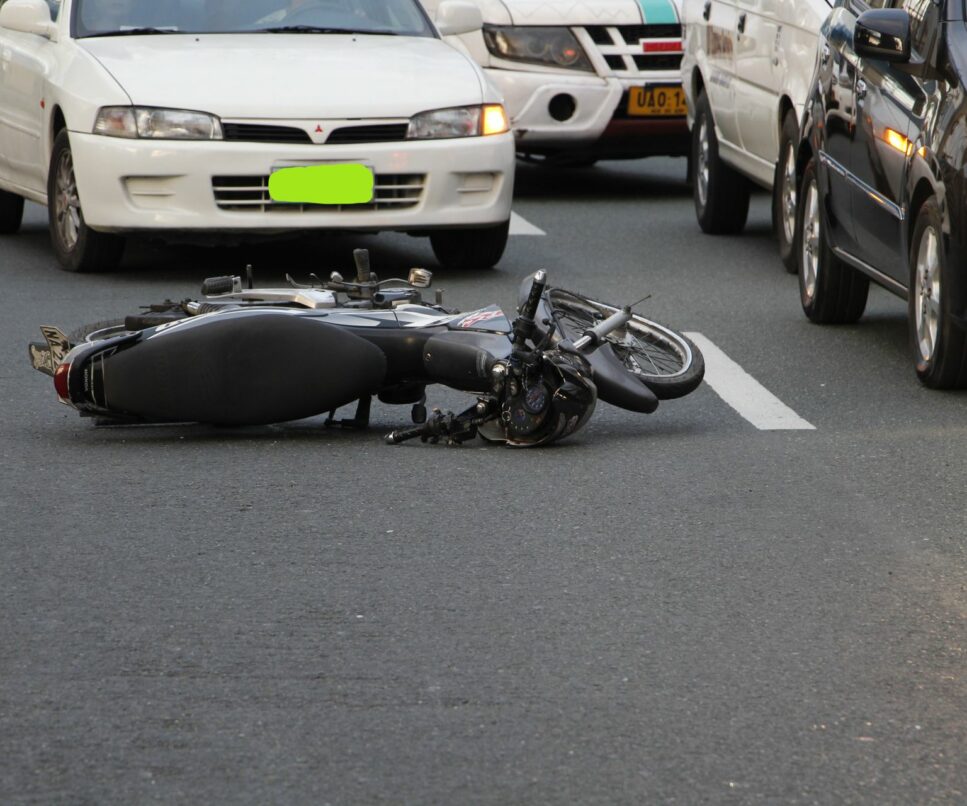 Moto renversée sur la chaussée après un accident de la circulation