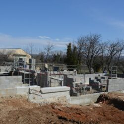 Chantier de construction d'une maison individuelle en parpaings, illustration de l'assurance dommages-ouvrage