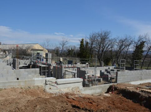 Chantier de construction d'une maison individuelle en parpaings, illustration de l'assurance dommages-ouvrage