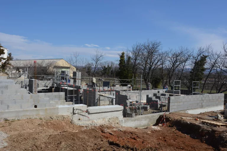 Chantier de construction d'une maison individuelle en parpaings, illustration de l'assurance dommages-ouvrage
