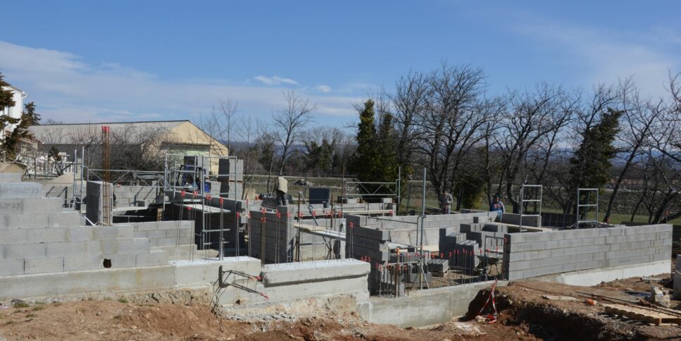 Chantier de construction d'une maison individuelle en parpaings, illustration de l'assurance dommages-ouvrage
