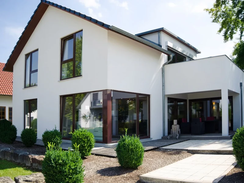 weisses Einfamilienhaus im gepflegten Ambiente