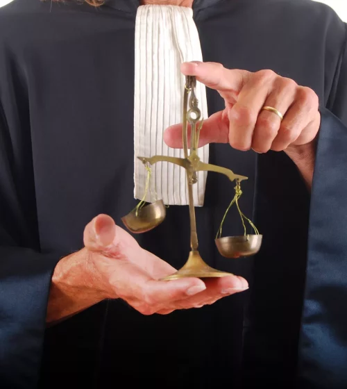 Justice - Balance symbolique tenue par un avocat