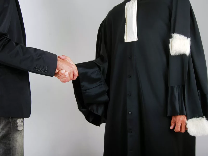 Justice - Avocat et client se serrant la main