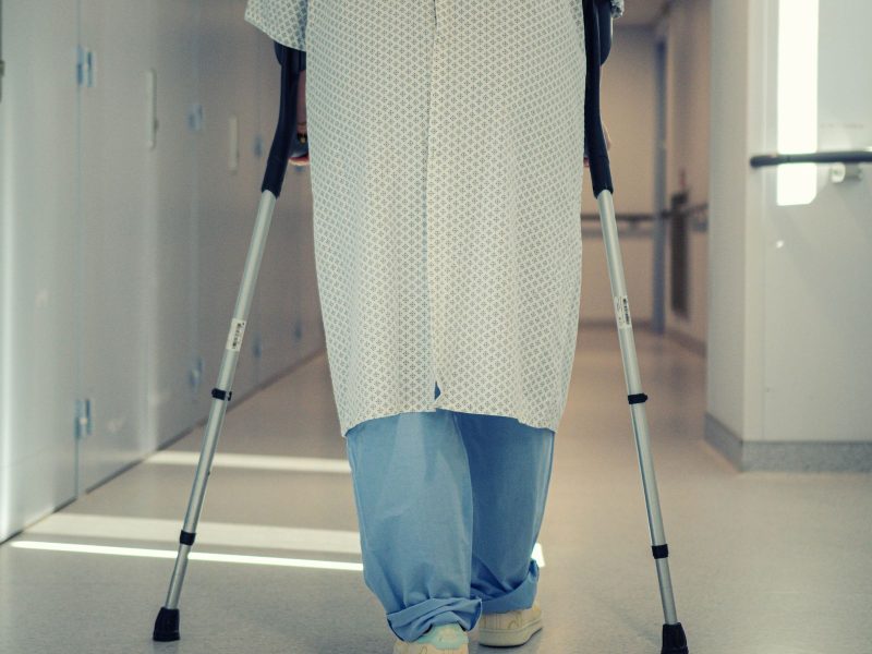 bequilles-couloir-hopital